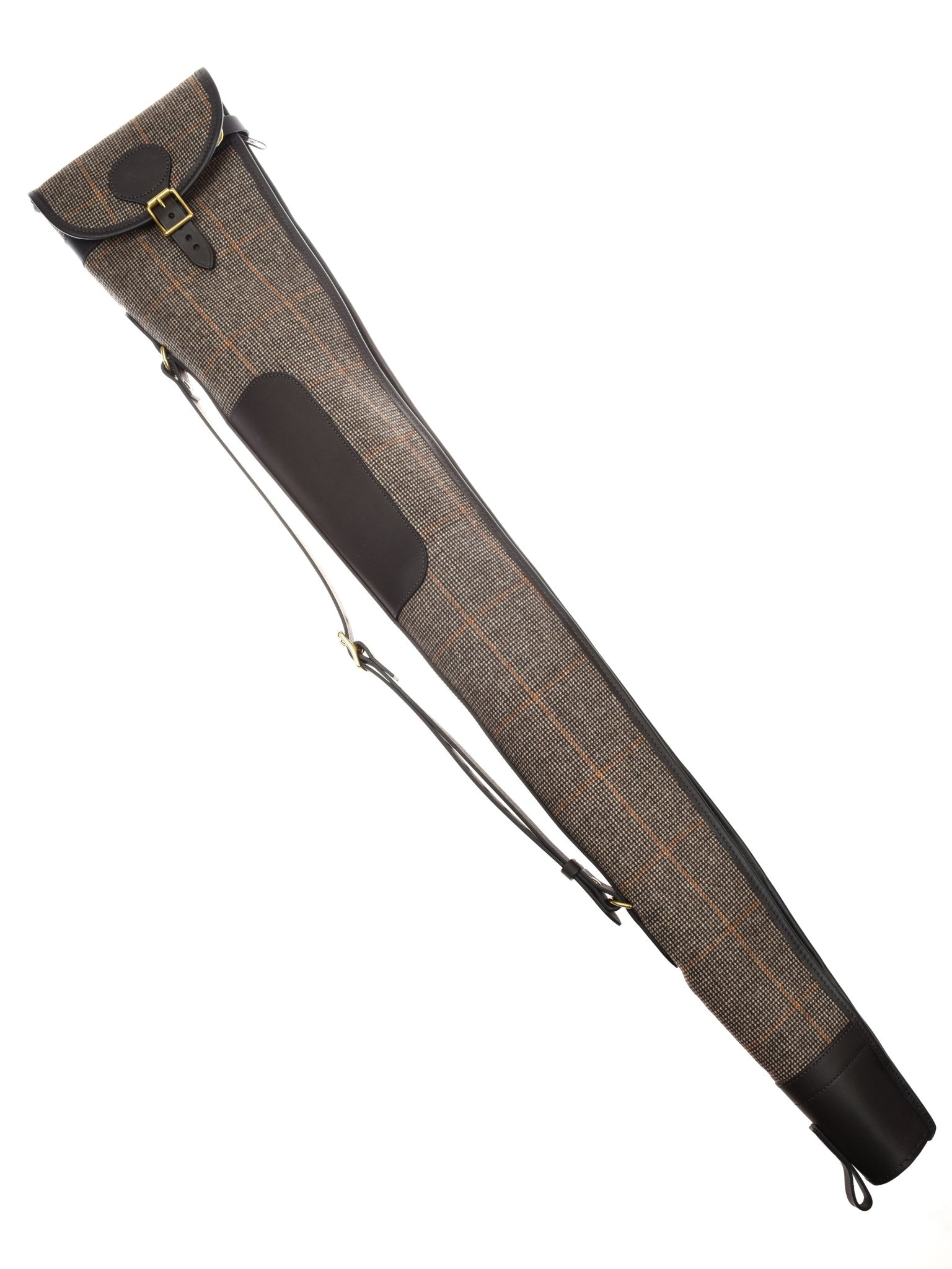 The Campbell's of Beauly Gun Slip is crafted from British tweed with Malton leather accents and strap, and features a buckle closure on the flap.